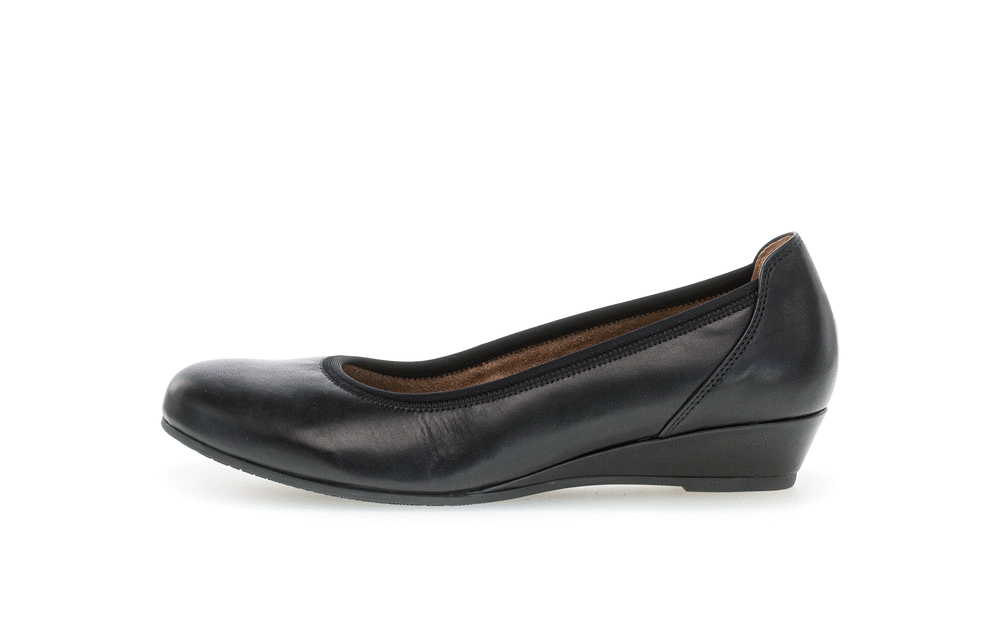 Pumps with low wedge heel - black smooth leather