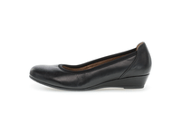 Pumps with low wedge heel - black smooth leather