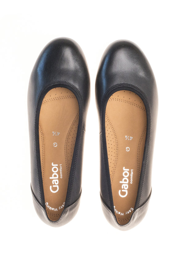 Pumps with low wedge heel - black smooth leather