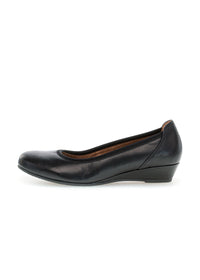 Pumps with low wedge heel - black smooth leather