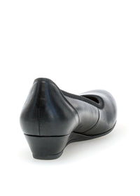 Pumps with low wedge heel - black smooth leather