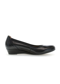 Pumps with low wedge heel - black smooth leather