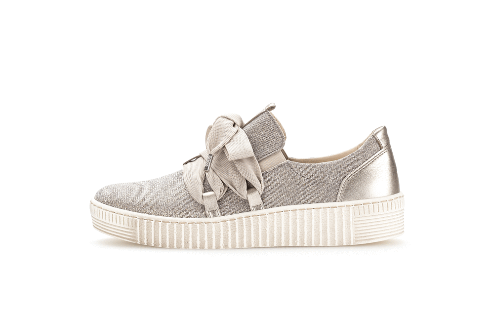 Sneakers med tjock sula - glittrande guldfärgat tyg, breda snören