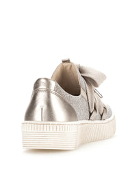 Sneakers med tjock sula - glittrande guldfärgat tyg, breda snören