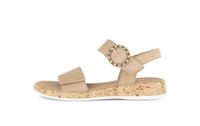Sandaalit matalalla kiilapohjalla - beige nahka, tarraremmit, koristesolki