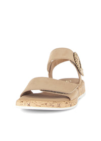 Sandaalit matalalla kiilapohjalla - beige nahka, tarraremmit, koristesolki