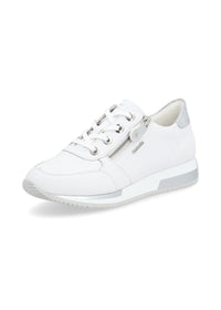 Sneakers med liten kilklack - vit, silverfärgade detaljer, utbytbara blomsterband