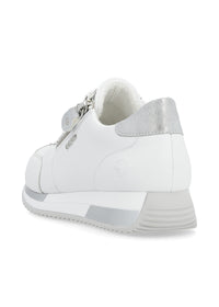Sneakers med liten kilklack - vit, silverfärgade detaljer, utbytbara blomsterband