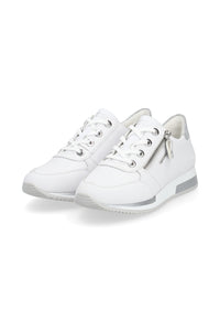 Sneakers med liten kilklack - vit, silverfärgade detaljer, utbytbara blomsterband