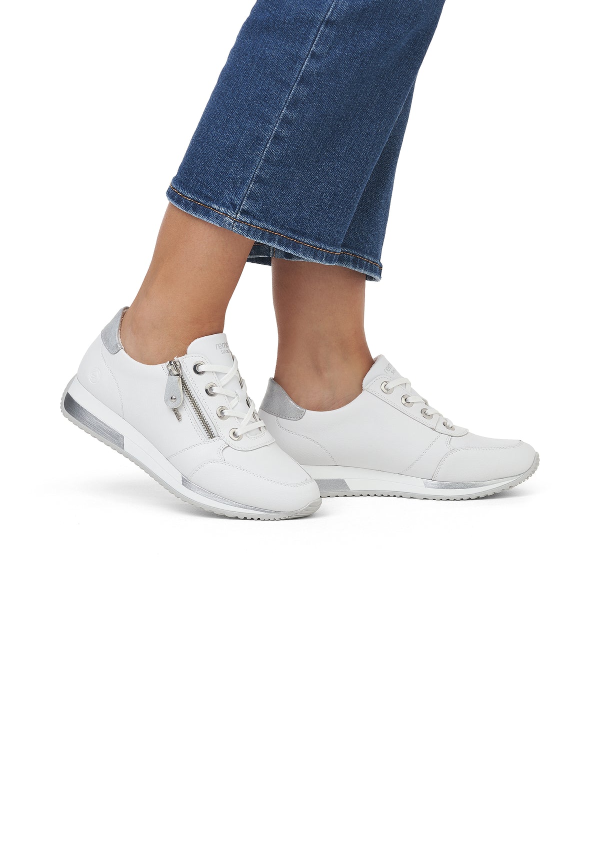 Sneakers med liten kilklack - vit, silverfärgade detaljer, utbytbara blomsterband