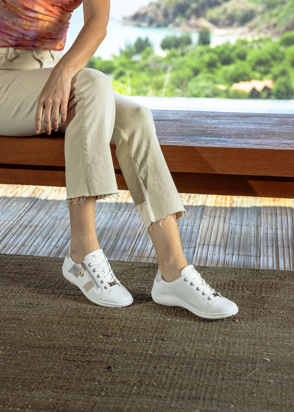 Promenadskor - vit läder, beige och silverfärgade detaljer