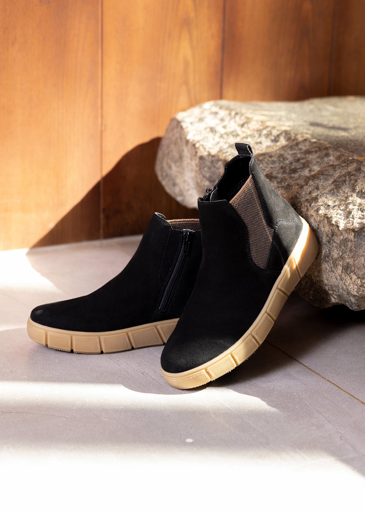 Chelsea ankle boots with thick sole - black leather, light brown sole