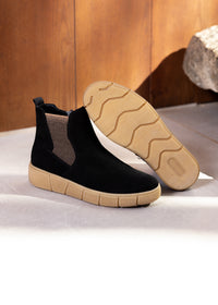 Chelsea ankle boots with thick sole - black leather, light brown sole