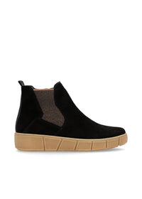 Chelsea ankle boots with thick sole - black leather, light brown sole