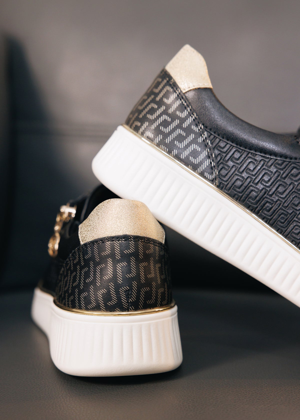 Sneakers - svart läder, gyllene detaljer, vit sula