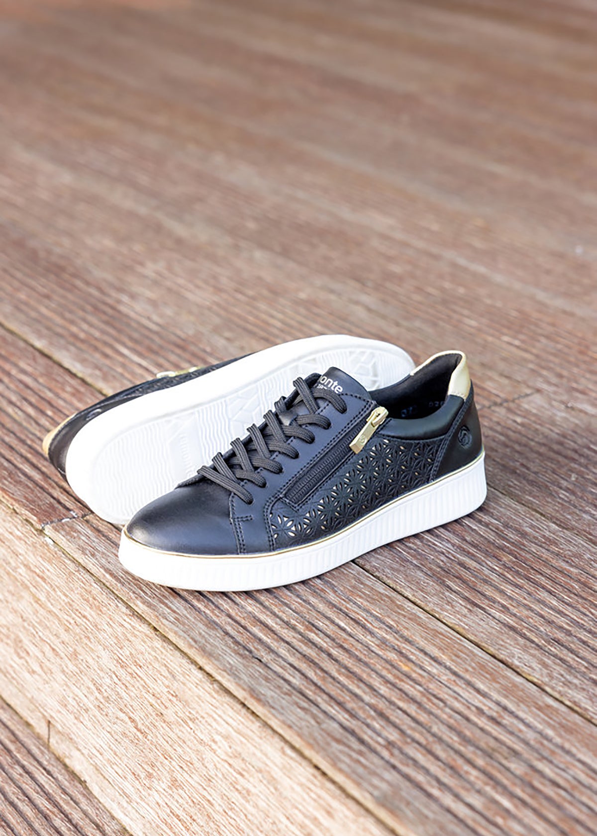 Sneakers - svart läder med hålmönster, gyllene detaljer