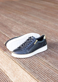 Sneakers - svart läder med hålmönster, gyllene detaljer