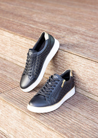 Sneakers - svart läder med hålmönster, gyllene detaljer