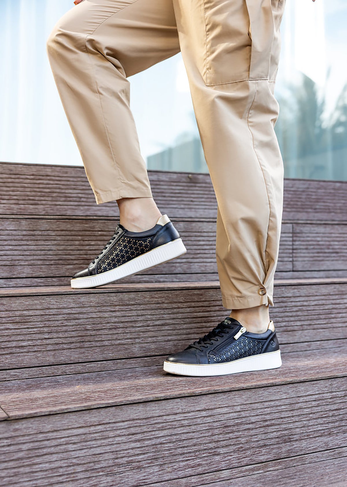 Sneakers - svart läder med hålmönster, gyllene detaljer