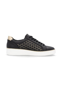 Sneakers - svart läder med hålmönster, gyllene detaljer