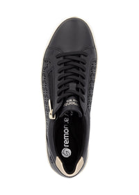 Sneakers - svart läder med hålmönster, gyllene detaljer