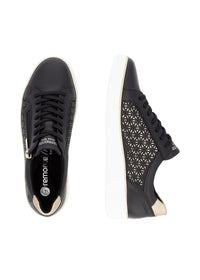 Sneakers - svart läder med hålmönster, gyllene detaljer