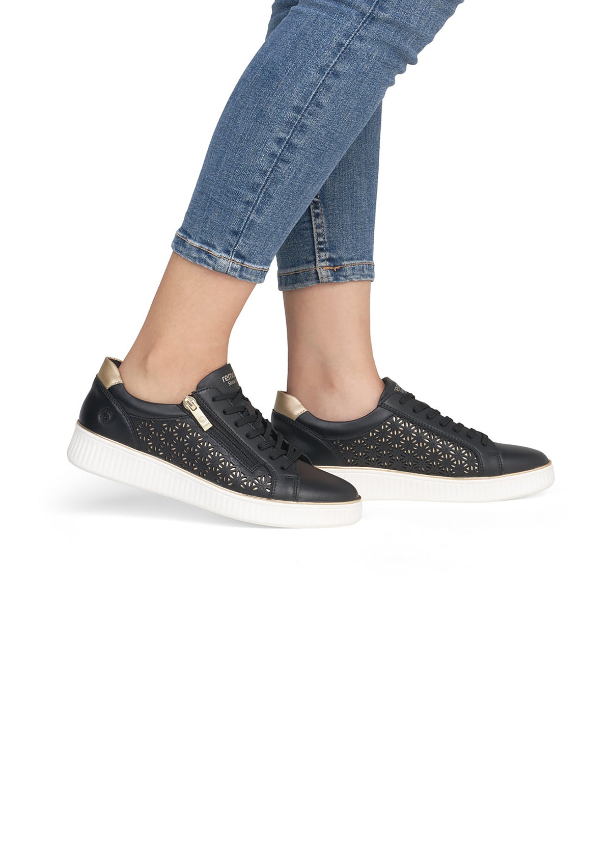 Sneakers - svart läder med hålmönster, gyllene detaljer