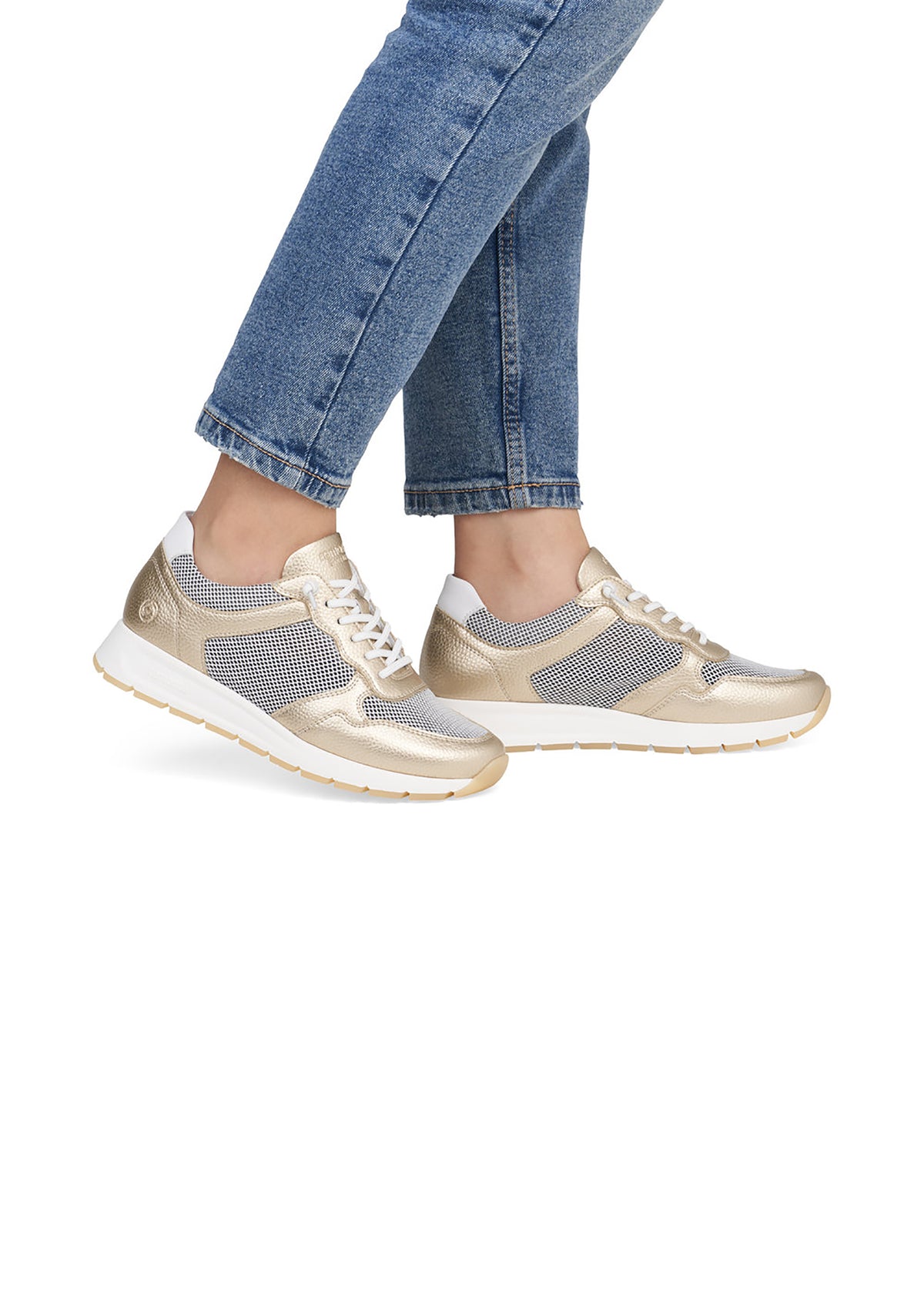 Sneakers med kilklack - guldigt läder, nätväv, elastiska snören
