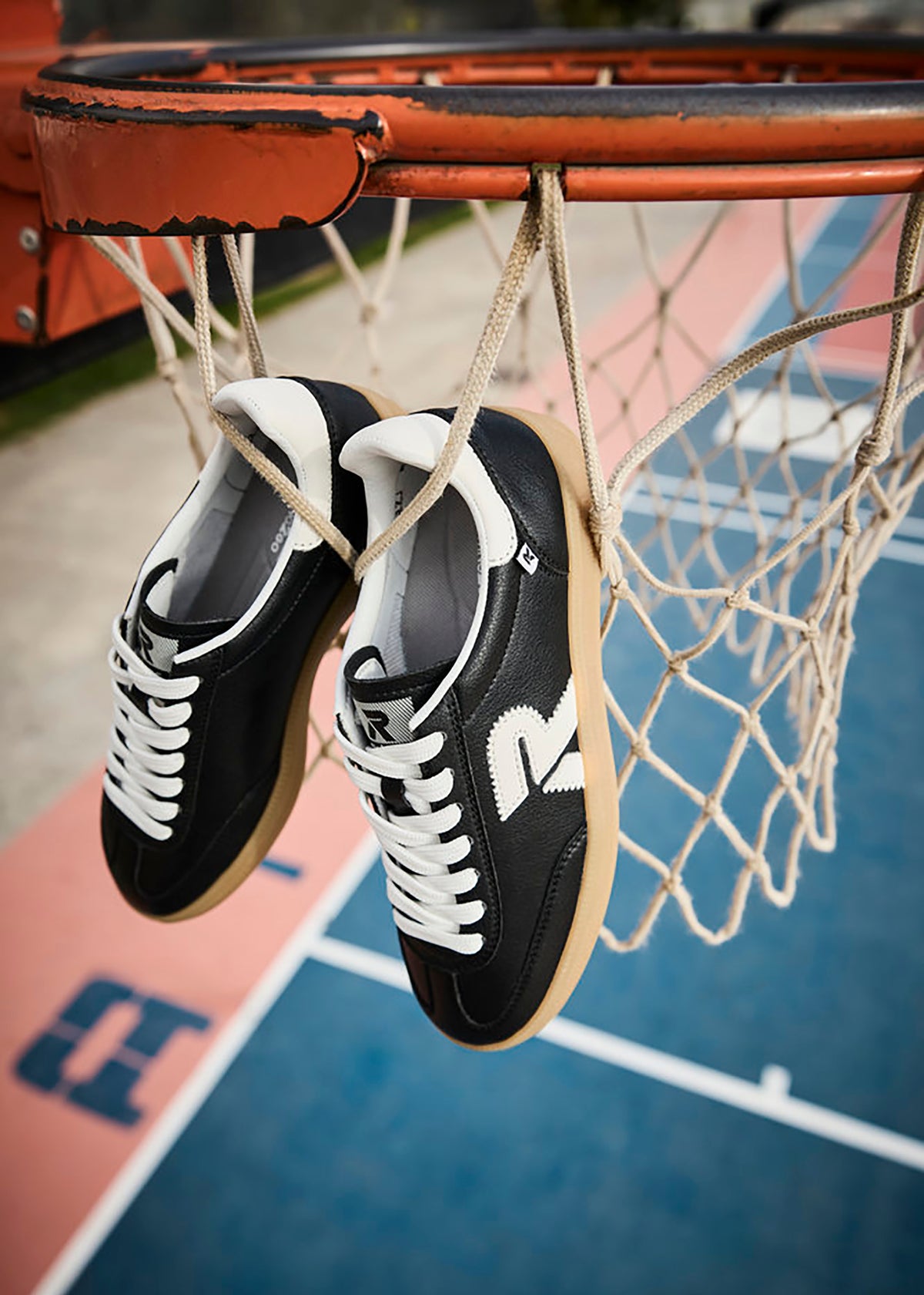 Sneakers - svart läder, brun sula