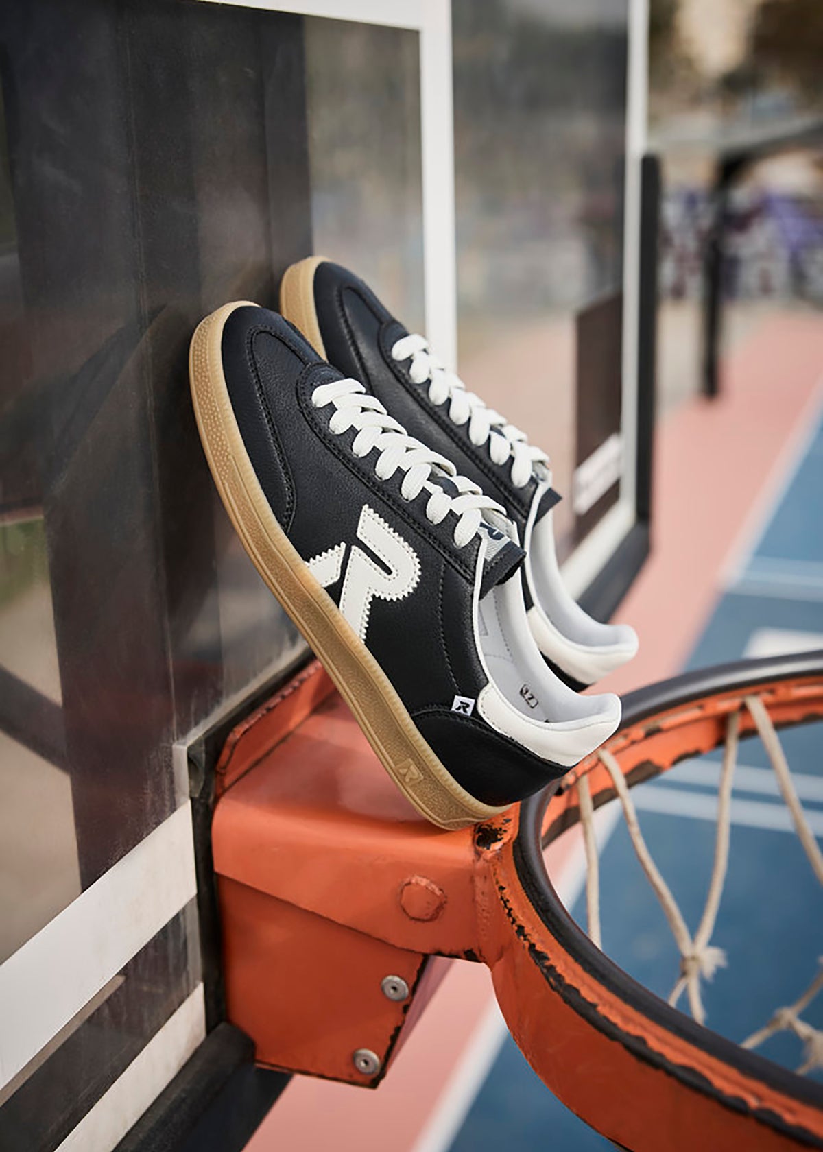 Sneakers - svart läder, brun sula