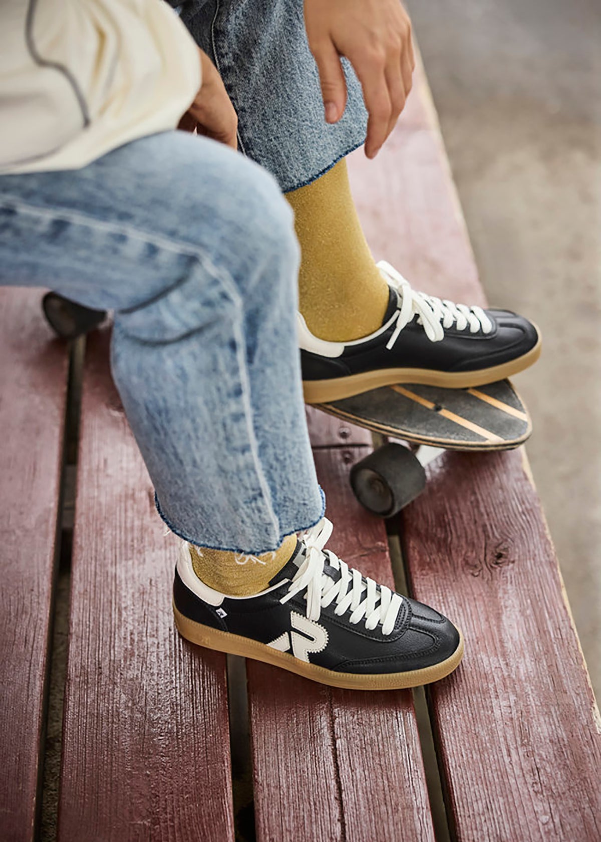 Sneakers - svart läder, brun sula